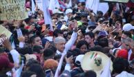 AMLO en medio de cientos de simpatizantes.