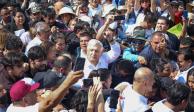 El Presidente Andrés Manuel López Obrador avanza lento hacia el Zócalo de la Ciudad de México