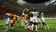 Senegaleses festejan uno de sus goles contra Ecuador.
