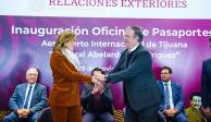 Marcelo Ebrard y Marina del Pilar inauguran oficina de pasaportes en Tijuana.
