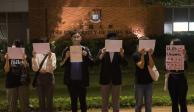 Estudiantes de la Universidad de Hong Kong protestan con pancartas blancas contra las estrictas medidas sanitarias en el país, ayer.