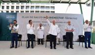 El Presidente (centro), tras supervisar el sistema de salud, ayer, en Coatzacoalcos.