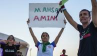Una mujer protesta por la muerte de Mahsa Amini después del partido del Grupo B del Mundial Qatar 2022 entre Gales e Irán.