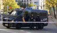 Fuerzas de seguridad resguardan, ayer, la embajada de EU en Madrid.