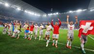 Jugadores suizos celebran con su afición el triunfo ante Serbia, ayer.