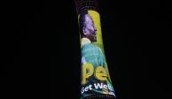 Una imagen de Pelé con el mensaje "Pele, mejórate pronto" se muestra en la torre de la Antorcha fuera del Estadio Internacional Khalifa, una de las sedes de Qatar 2022.