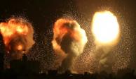 El humo y las llamas se elevan durante un ataque aéreo israelí en la Franja de Gaza, en diciembre de 2022