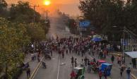 Vecinos de San Gregorio Atlapulco mantienen bloqueadas avenidas principales de Xochimilco en protesta por obras del Sacmex.