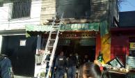 Muere un hombre tras incendio en comercio de alcaldía Tlalpan.