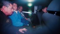 El expresidente de Perú, Pedro Castillo, se sienta junto al ex primer ministro Aníbal Torres en un automóvil después de salir de la estación de policía, en Lima.