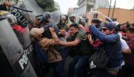 En Lima, simpatizantes  de Pedro Castillo exigen su liberación y chocan con la policía, ayer.