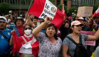 Simpatizantes del presidente Pedro Castillo, detenido tras su destitución, protestan frente al Congreso en Lima, Perú, el sábado 10 de diciembre&nbsp;de&nbsp;2022.