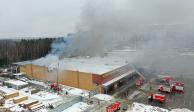 En esta imagen publicada por el servicio de prensa del Ministerio ruso de Emergencias se aprecia humo de un incendio saliendo de un centro comercial en Balashikha, a las afueras de Moscú