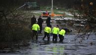 Equipos de búsqueda de la policía buscan en un lago congelado luego de que cuatro niños cayeron a las aguas gélidas y tres de ellos murieron; el cuarto estaba muy grava, en Babbs Mill Park en Kingshurst, Solihull, Inglaterra.
