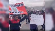 Manifestantes bloquean más de 30 vías carreteras, toman por la fuerza el aeropuerto de Arequipa y retienen a policías, todo para exigir liberación del expresidente Pedro Castillo