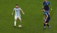 Messi conduce el balón en el partido Argentina vs Croacia, semifinales del Mundial Qatar 2022.
