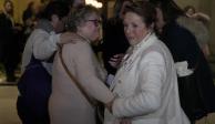 Familiares de las víctimas y sobrevivientes celebran la resolución contra los criminales, ayer, en un tribunal francés.