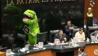 Disfrazada de dinosaurio, Xóchitl Gálvez se manifiesta contra el “Jurassic Plan” en el Senado.