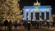 Alemania se solidariza con lucha iraní al proyectar la consigna “mujer, vida, libertad” en recintos históricos.