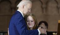 El presidente Joe Biden abraza a sobreviviente de la masacre en una ceremonia, ayer.