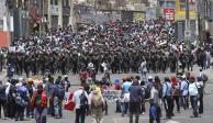 La policía llega hasta donde simpatizantes de Pedro Castillo protestan por su detención en Arequipa, Perú, ayer.