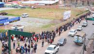 Los viajeros esperan fuera del aeropuerto después de que se cerrara debido a las protestas provocadas por el derrocamiento del expresidente Pedro Castillo, en Cuzco, Perú.