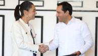 La Jefa de Gobierno de la Ciudad de México, Claudia Sheinbaum, y el goberbador de Yucatán, Mauricio Vila, se dan la mano tras firmar convenio que impulsa el turismo en ambas entidades