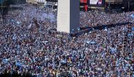Cientos de miles de argentinos se concentran en el Obelisco de Buenos Aires para corear el nombre de Messi por el triunfo de la Copa del Mundial de Fútbol en Qatar