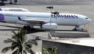 En la imagen, aviones de Hawaiian Airlines que permanecen inactivos en la pista del Aeropuerto Internacional Daniel K. Inouye en Honolulu, Hawái en abril de 2020