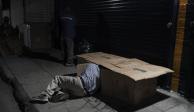 David Hernandez, un indigente de 62 años, entra a su cama hecha con cajas de cartón, el miércoles 14 de diciembre de 2022, en Los Ángeles
