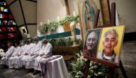 Sacerdotes jesuitas celebrando una misa en la iglesia de San Ignacio de Loyola en Ciudad de México, junto a las fotos de Javier Campos y Joaquín Mora, curas asesinados en Chihuahua