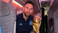 Messi posa con el trofeo de la Copa del Mundo de la FIFA que ganó en Qatar 2022.