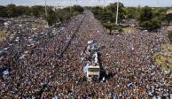 La selección albiceleste desfiló por las calles principales para presumir ante su gente el trofeo, ayer.