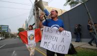 Peruanos protestan en embajada mexicana por asilo a familia de Pedro Castillo, ayer.