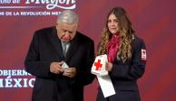 El Presidente AMLO dio un donativo a la Cruz Roja.