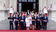 La presidenta Dina Boluarte (centro) posa junto a su nuevo gabinete.