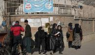 Mujeres se retIran de la Universidad de Kabul ante la prohibición gubernamental para ingresar, ayer.