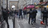 Policías repliegan a manifestantes kurdos en calles de París, ayer.