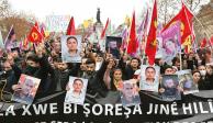 Manifestantes kurdos y aliados exigen justicia por el ataque que tildan de terrorista del pasado 23 de diciembre.