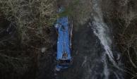 Un autobús yace en un río después de un accidente cerca de Pontevedra, en el noroeste de España, el 26 de diciembre de 2022.