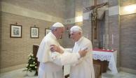 En la imagen, de izquierda a derecha: el Papa Francisco junto al expontífice Benedicto XVI.