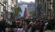 Miles de transeúntes recorren la calle peatonal Francisco I. Madero en vísperas de Nochebuena. Ya se por visita turística, o bien, en busca de los regalos de último momento.