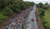 Mas de 6 mil personas en situación de movilidad toman un descanso sobre la carretera en Huehuetán,  el 28 de diciembre.