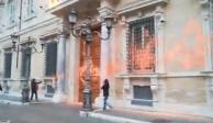 Este lunes 2 de enero un grupo de activistas roció con pintura rosa la fachada del Senado Italiano