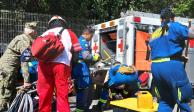 Elementos de la Cruz Roja ayudan a atender a los heridos del choque de la Línea 3 del Metro de la Ciudad de México