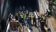 Elementos de Protección Civil y peritos realizaron trabajos en las vías del metro La Raza de la Línea 3