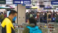 Enormes filas de pasajeros se observan, de nuevo, en aeropuertos del país, como en Hong Kong, ayer.