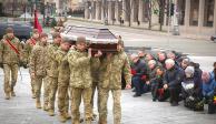 Defensores en Donetsk rinden tributo a uno de sus combatientes muerto en batalla en Donbás.