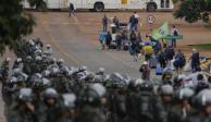 Policías toman posiciones mientras los partidarios del expresidente de Brasil, Jair Bolsonaro, abandonan un campamento frente a la sede del Ejército en Brasil, el lunes 9 de enero de 2023.