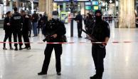 La policía francesa asegura la zona después de que un hombre con un cuchillo hiriera a varias personas en la estación de tren Gare du Nord en París.